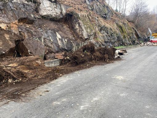 Dopo la frana senso unico sulla strada a Brolo Dopo la frana senso unico sulla strada a Brolo