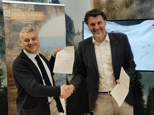 Una segnaletica chiara e uniforme su tutti i sentieri montani: protocollo d'intesa tra Cai e Feder.Cammini