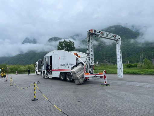 Scalo Domo II, si intensificano i controlli degli autoarticolati grazie allo scanner mobile