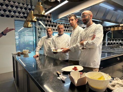 Tanta gente in via Rosmini per l’apertura di Domosofia con Cannavacciuolo FOTO e VIDEO Tanta gente in via Rosmini per l’apertura di Domosofia con Cannavacciuolo FOTO e VIDEO