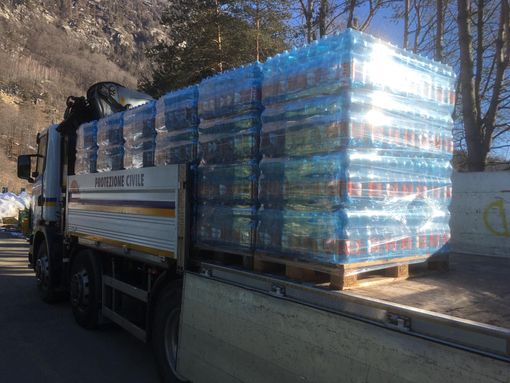 Dalle Fonti Vigezzo bancali di acqua minerale per le famiglie bisognose di Verbania FOTO
