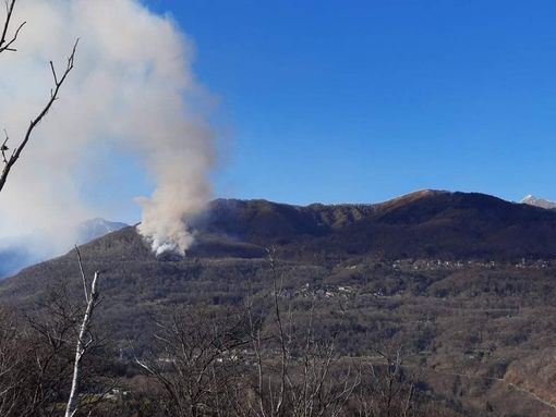 Fiamme negli alpeggi sopra Cossogno VIDEO E FOTO