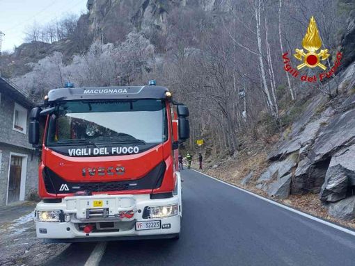 Ceppo Morelli: masso precipita sulla strada Ceppo Morelli: masso precipita sulla strada