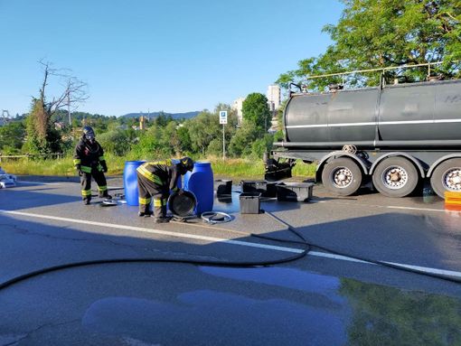 Intra, perdita di acido cloridrico da una cisterna: evacuate alcune case per una nube tossica. FOTO