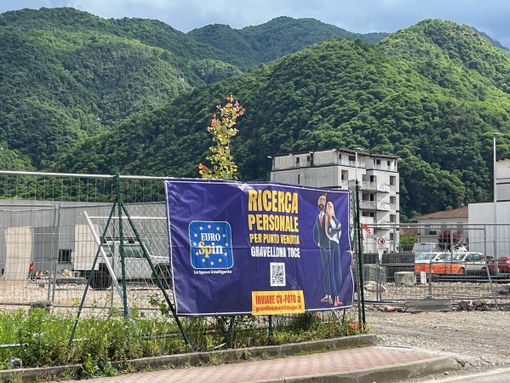 Il telone affisso nell'area del'ex Legatoria