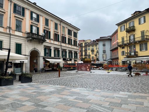 Proseguono i lavori nel centro di Intra: restringimento in corso Mameli