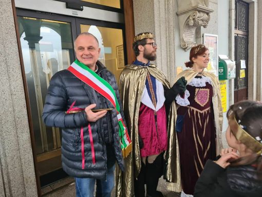 Le chiavi della città ai Reali Nigoglia: si apre il Carnevale di Omegna