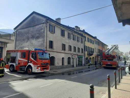 In fiamme il tetto di un'abitazione a Gravellona Toce