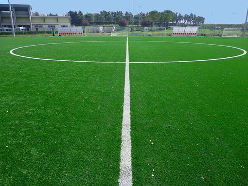 Rifatto in erba sintetica il manto di gioco della stadio di Stresa