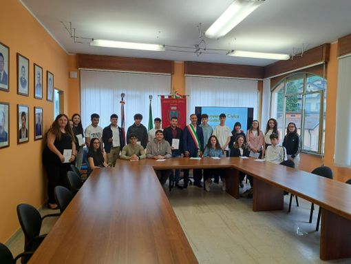 Casale Corte Cerro, il benvenuto civico ai neomaggiorenni per la Festa della Repubblica Casale Corte Cerro, il benvenuto civico ai neomaggiorenni per la Festa della Repubblica