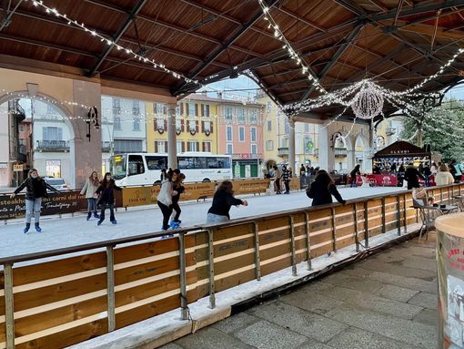 A Verbania è tornata la pista di pattinaggio sul ghiaccio
