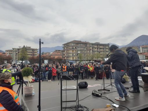 In molti oggi a Verbania per la manifestazione di 'Fuoco Rinascita Vco' FOTO In molti oggi a Verbania per la manifestazione di 'Fuoco Rinascita Vco' FOTO
