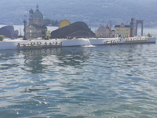 Vandalizza la nuova piattaforma galleggiante e imbratta con lo spray muri e panchine a Pallanza Vandalizza la nuova piattaforma galleggiante e imbratta con lo spray muri e panchine a Pallanza