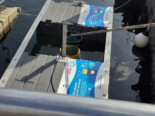 Nel porto di Intra un innovativo cestino acquatico “mangia plastiche"