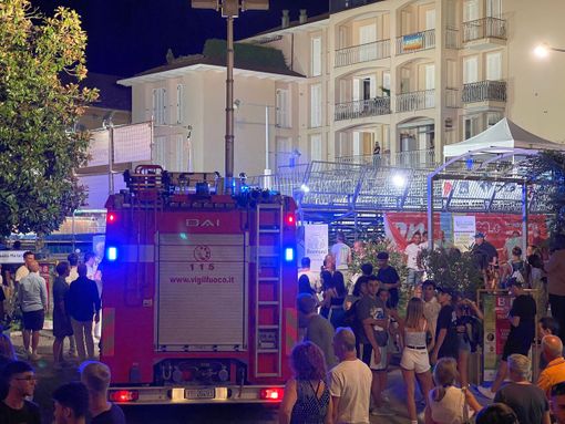 Cede una pedana della tribuna di Beach for Babies, un ferito