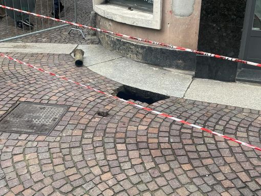 Omegna, voragine in via Alberganti, strada chiusa al traffico Omegna, voragine in via Alberganti, strada chiusa al traffico