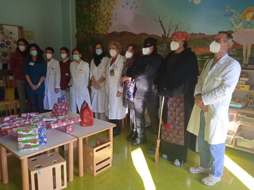 La Befana dei Sunalegar porta i dolcetti ai piccoli pazienti di pediatria