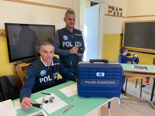 Polizia in cattedra alle elementari di Omegna