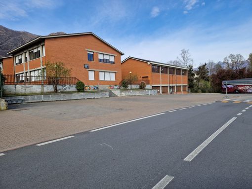 Tre giorni di lavori per la riqualificazione della pavimentazione del parcheggio al 'Fogazzaro' Tre giorni di lavori per la riqualificazione della pavimentazione del parcheggio al 'Fogazzaro'