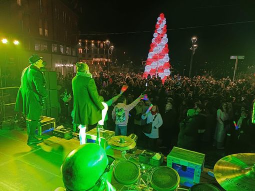 Ad Omegna tanta gente in piazza per il Capodanno Ad Omegna tanta gente in piazza per il Capodanno