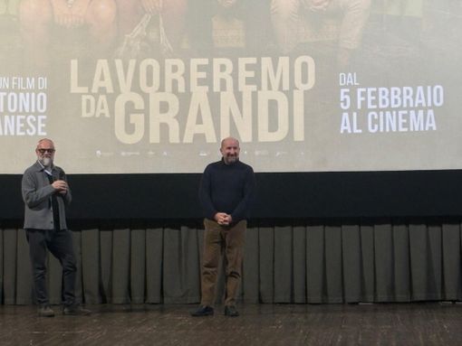Tutto esaurito a Omegna per l’anteprima nazionale di 'Lavoreremo da Grandi' VIDEO