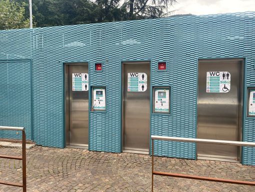 Ancora fuori servizio i bagni pubblici di Omegna