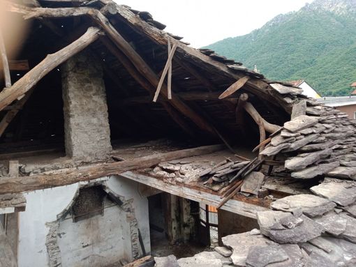 Crusinallo, crolla il tetto di una palazzina diroccata Crusinallo, crolla il tetto di una palazzina diroccata