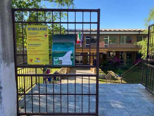 "Un mese senza defibrillatore è inaccettabile": la protesta della scuola elementare di Cireggio "Un mese senza defibrillatore è inaccettabile": la protesta della scuola elementare di Cireggio
