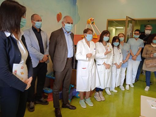 Quattro tablet donati da Avis alla Pediatria dell'ospedale Castelli