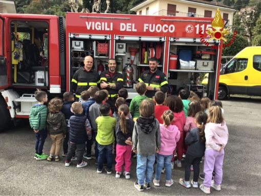 Bambini della scuola d'infanzia di Feriolo a lezione dai Vigili del Fuoco Bambini della scuola d'infanzia di Feriolo a lezione dai Vigili del Fuoco