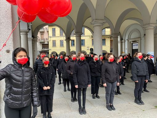 Giornata contro la violenza sulle donne, flash mob degli studenti del “Dalla Chiesa Spinelli” FOTO E VIDEO Giornata contro la violenza sulle donne, flash mob degli studenti del “Dalla Chiesa Spinelli” FOTO E VIDEO