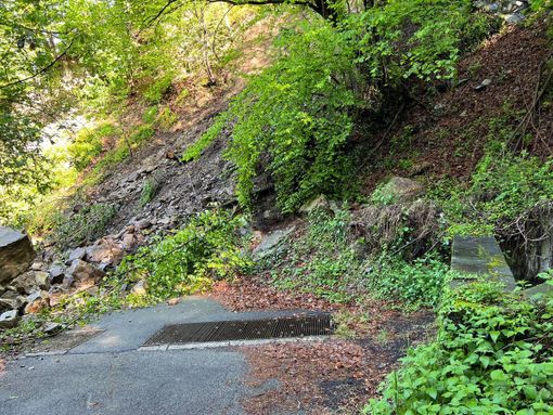 Frana ad Agrano, la strada rimane chiusa per la presenza di materiale instabile FOTO E VIDEO Frana ad Agrano, la strada rimane chiusa per la presenza di materiale instabile FOTO E VIDEO