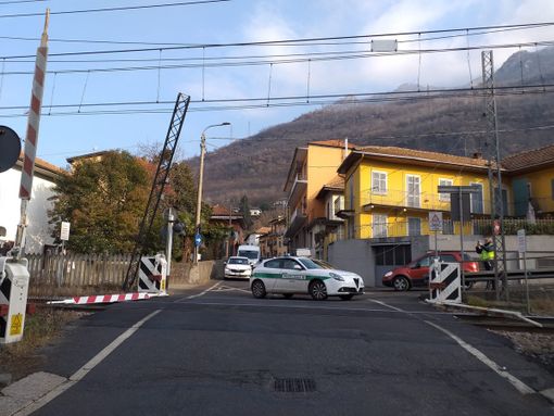 Linea ferroviaria interrotta, un camion ha danneggato il passaggio a livello ad Omegna Linea ferroviaria interrotta, un camion ha danneggato il passaggio a livello ad Omegna