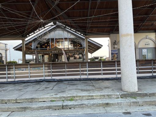 Intra, allestita la pista per pattinare sul ghiaccio sotto la tettoia del vecchio imbarcadero Intra, allestita la pista per pattinare sul ghiaccio sotto la tettoia del vecchio imbarcadero