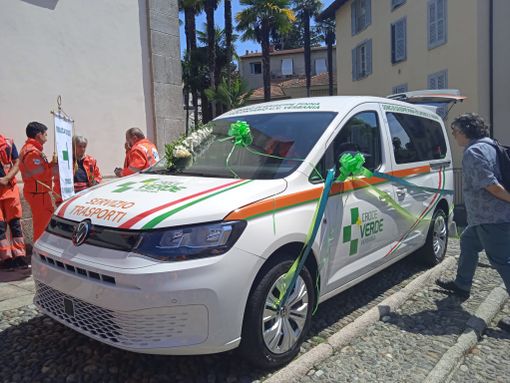In piazza Ranzoni la benedizione del nuovo mezzo della Croce Verde
