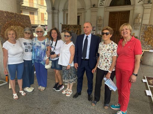 Omegna, grande successo per la prima infiorata sotto i portici del municipio FOTO