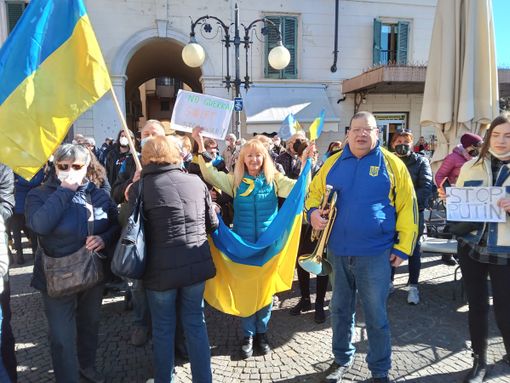 Da tutto il Vco in piazza Ranzoni a Intra per dire no alla guerra in Ucraina. FOTO
