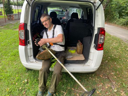 Giornata ecologica: volontari e sindaco sistemano la ciclopedonale lungo lo Strona