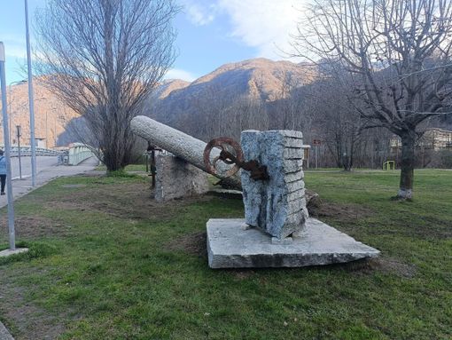 Ricollocato il monumento agli Scalpellini nel parco Mauro Moroni Ricollocato il monumento agli Scalpellini nel parco Mauro Moroni