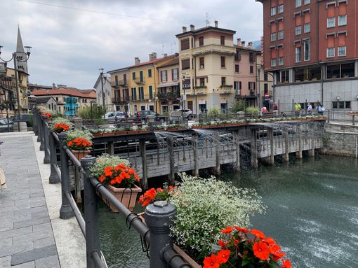 Musica e divertimento per le vie di Omegna Musica e divertimento per le vie di Omegna