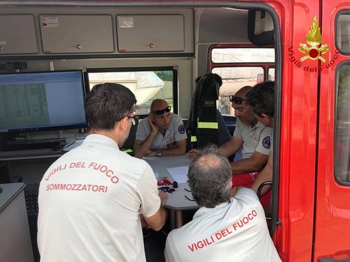 Barca ribaltata a Lisanza, ripartite le operazioni per recuperare il relitto  FOTO