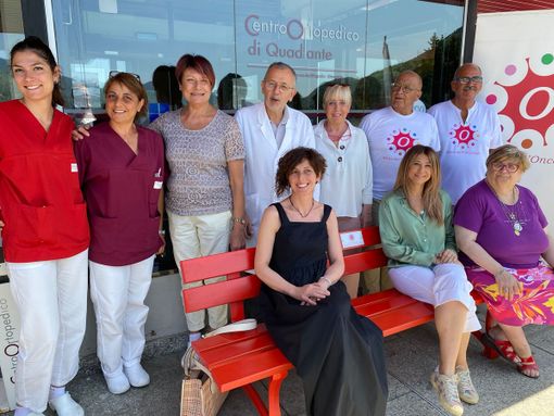 Inaugurata panchina rossa contro la violenza sulle donne di fronte al Coq