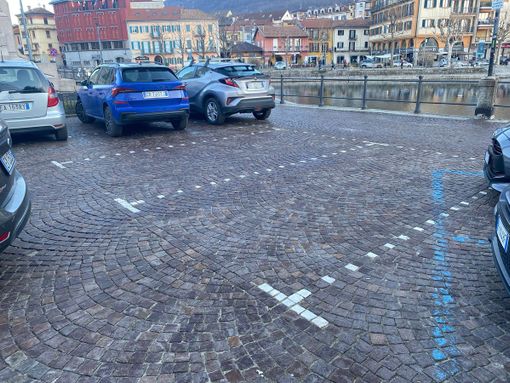 Caos parcheggi sul lungolago di Omegna: strisce bianche e blu si sovrappongono