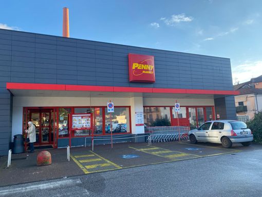 Anche il supermercato Penny nel mirino dei vandali a Omegna Anche il supermercato Penny nel mirino dei vandali a Omegna