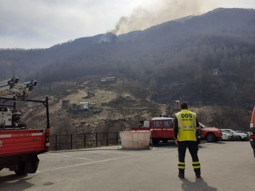 Continua a preoccupare l'incendio in valle Strona. FOTO E VIDEO Continua a preoccupare l'incendio in valle Strona. FOTO E VIDEO