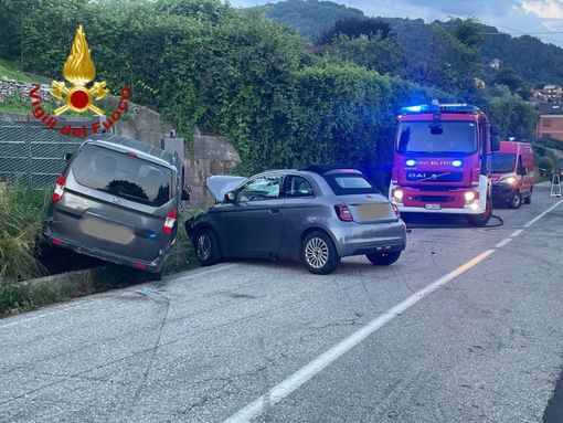 Scontro tra due auto ad Arizzano Scontro tra due auto ad Arizzano