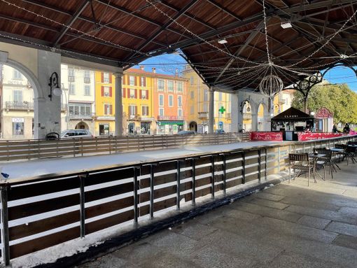 Chiude la pista per pattinare sul ghiaccio sotto la tettoia del vecchio imbarcadero?