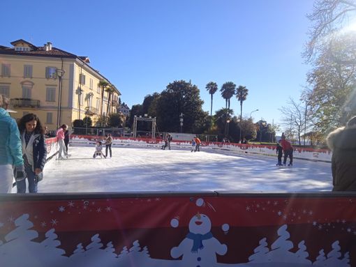 Inaugurata la pista di pattinaggio su ghiaccio a Pallanza