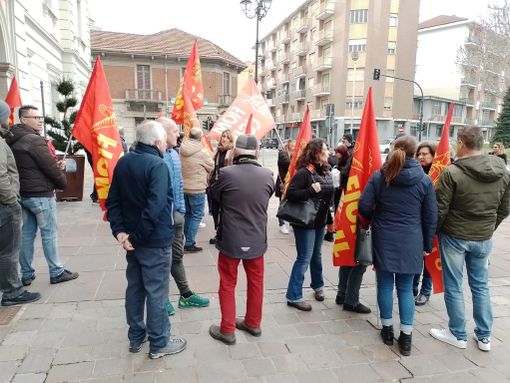 La richiesta del M5S: "Un fondo da 10,5 milioni di euro per sostenere i lavoratori disoccupati o in cassa integrazione" La richiesta del M5S: "Un fondo da 10,5 milioni di euro per sostenere i lavoratori disoccupati o in cassa integrazione"