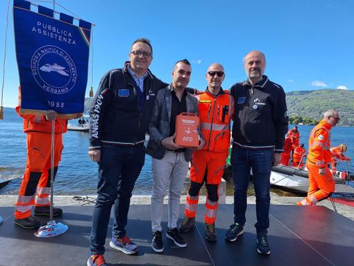 Dal Cantante della Solidarietà un nuovo defibrillatore per la Squadra Nautica di Salvamento